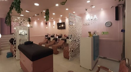 Interior elegante de Glam Spa Bogota - Sede Chicó en Bogotá, Bogotá, CO, con decoración moderna y acogedora.