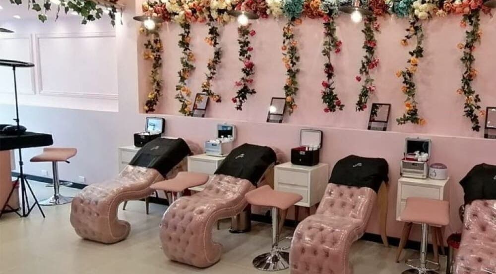 Interior de Glam Spa Bogota - Sede Restrepo en Bogotá, D.c., CO con elegantes sillas de masaje y decoración floral.