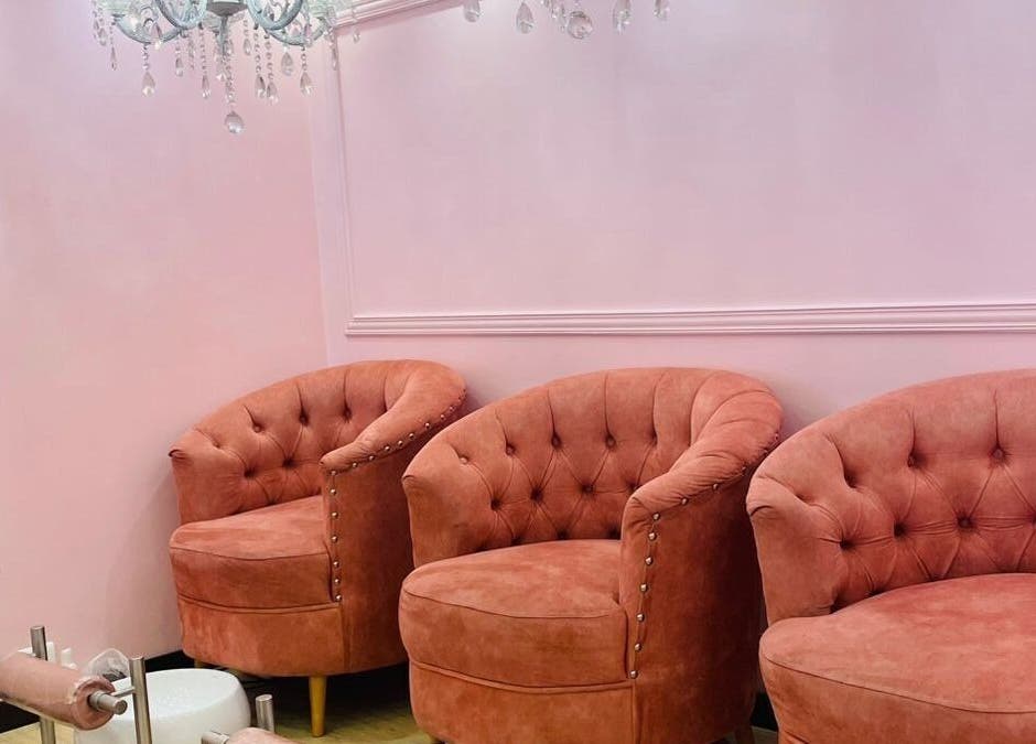 Sillas de lujo en Glam Spa Bogota - Sede Restrepo, Bogotá, D.C., Bogotá, D.C., CO, con elegante candelabro.