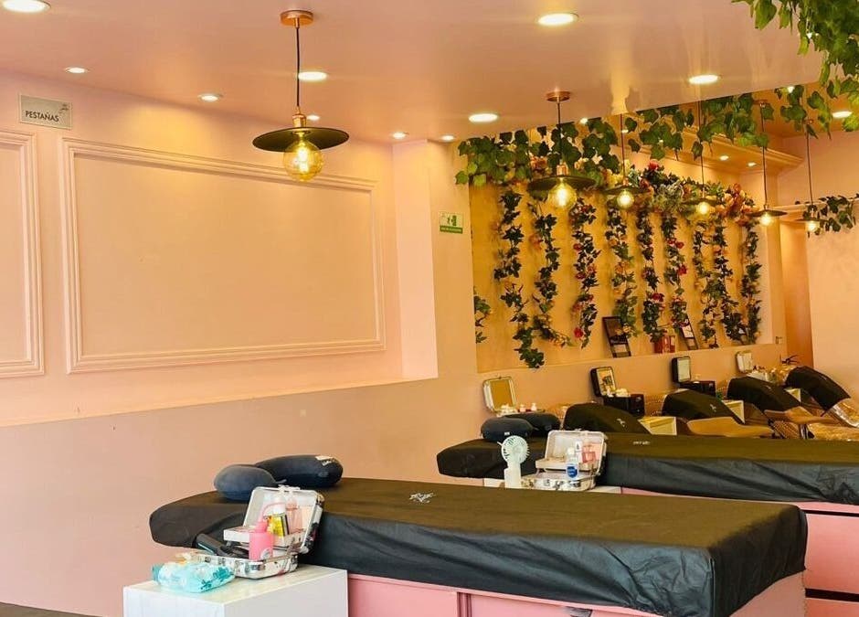 Interior elegante de Glam Spa Bogota - Sede Restrepo en Bogotá, D.c., Bogotá, D.c., CO, con camas de tratamiento.