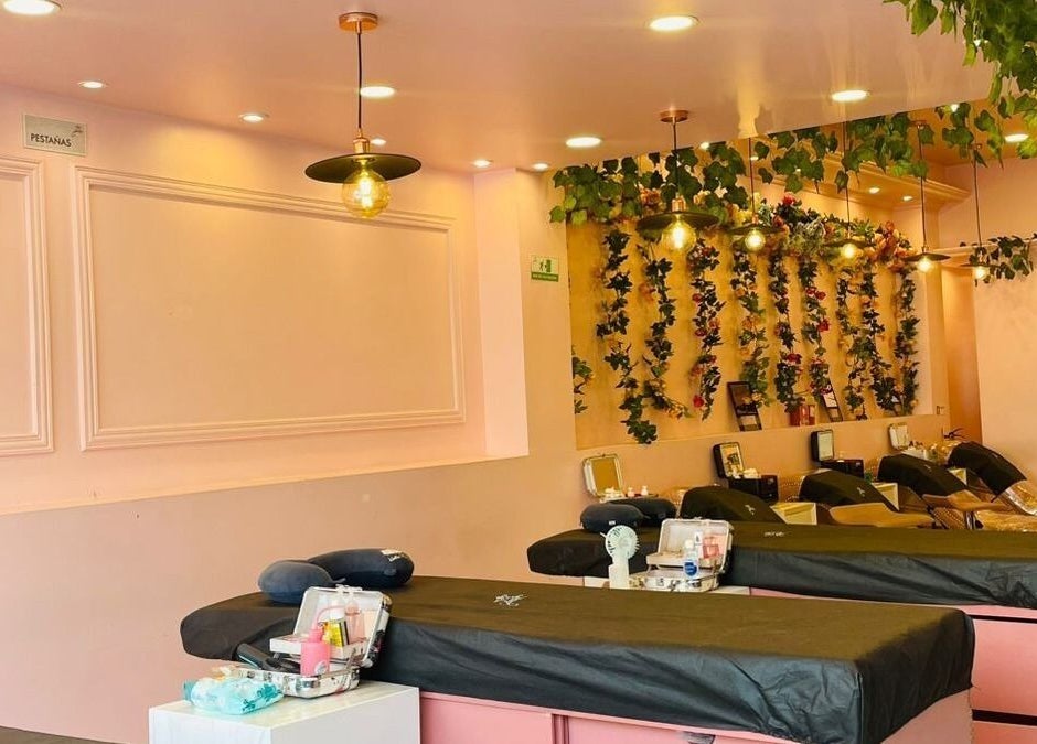 Interior elegante de Glam Spa Bogota - Sede Restrepo en Bogotá, D.c., Bogotá, D.c., CO, con camas de tratamiento.