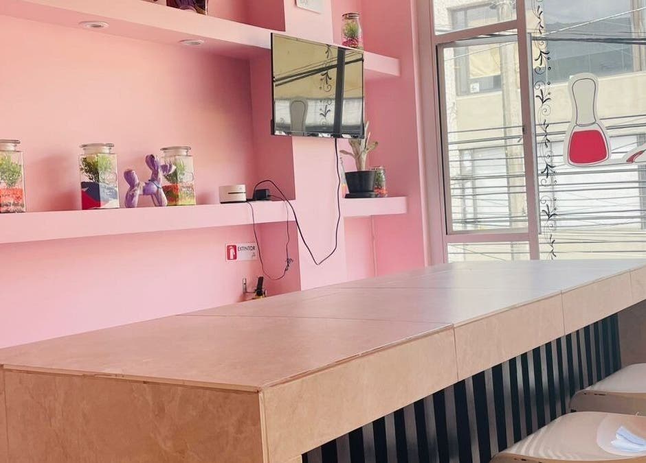 Interiores modernos y rosados de Glam Spa Bogota - Sede Restrepo, en Bogotá, D.c., Bogotá, D.c., CO.