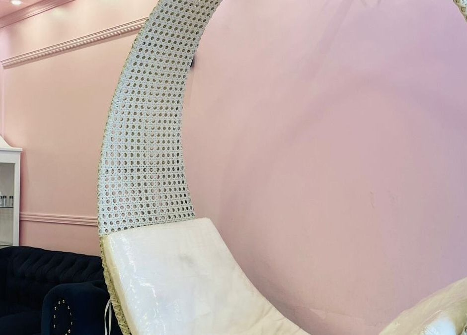 Elegante asiento colgante en Glam Spa Bogota - Sede Restrepo, Bogotá, D.c., Bogotá, D.c., CO