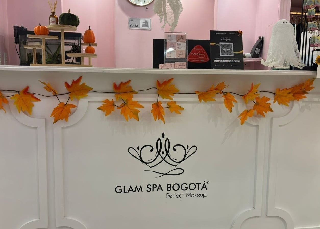 Recepción de Glam Spa Bogota - Sede Restrepo decorada con hojas otoñales en Bogotá, D.c., Bogotá, D.c., CO.