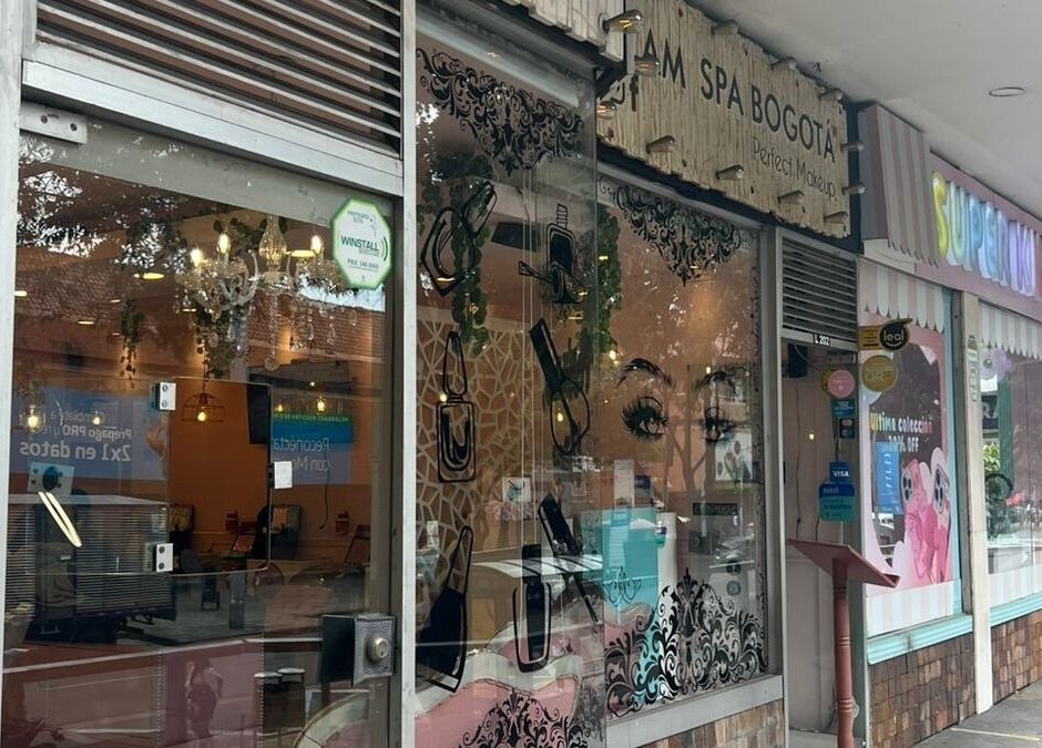 Fachada de Glam Spa Bogota - Sede Chicó en Bogotá, Bogotá, CO, mostrando diseños artísticos y decoración moderna.
