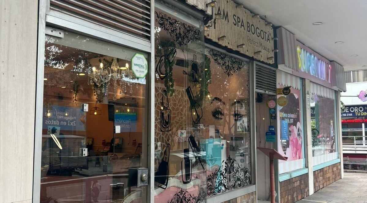 Fachada de Glam Spa Bogota - Sede Chicó en Bogotá, Bogotá, CO, mostrando diseños artísticos y decoración moderna.