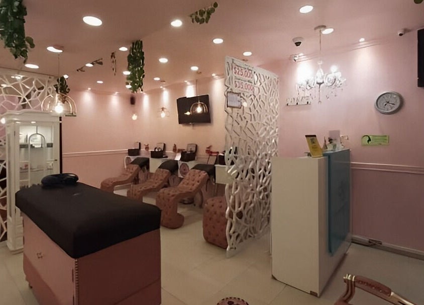 Espacio interior de Glam Spa Bogota - Sede Chicó, Bogotá, Bogotá, CO, con decoración rosa y sillones de masaje.
