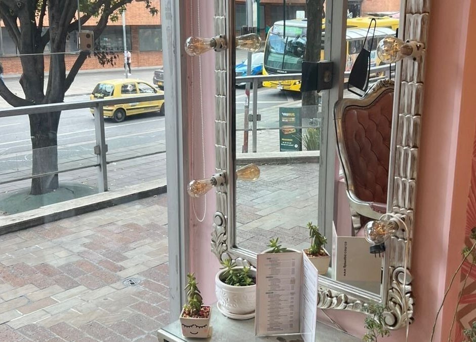 Elegante espejo con plantas en Glam Spa Bogota - Sede Chicó, Bogotá, Bogotá, CO.