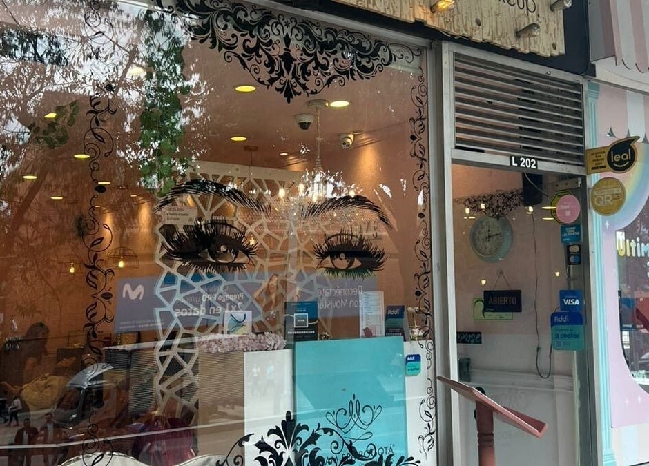 Fachada de Glam Spa Bogota - Sede Chicó elegante en Bogotá, Bogotá, CO con decoración de ventana artística.