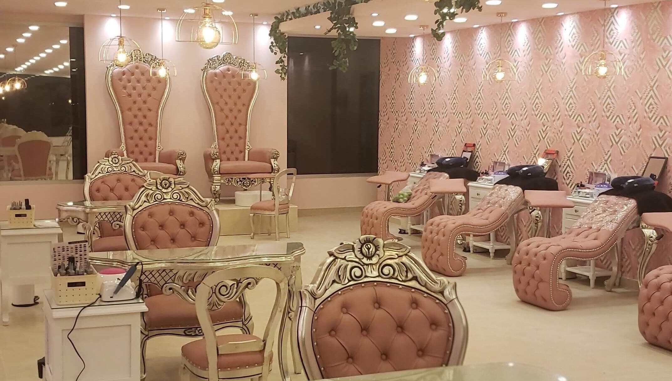 Interior elegante de Glam Spa Bogotá- Sede Modelia en Bogotá, D.c., CO con sillas de lujo y decoración rosa.