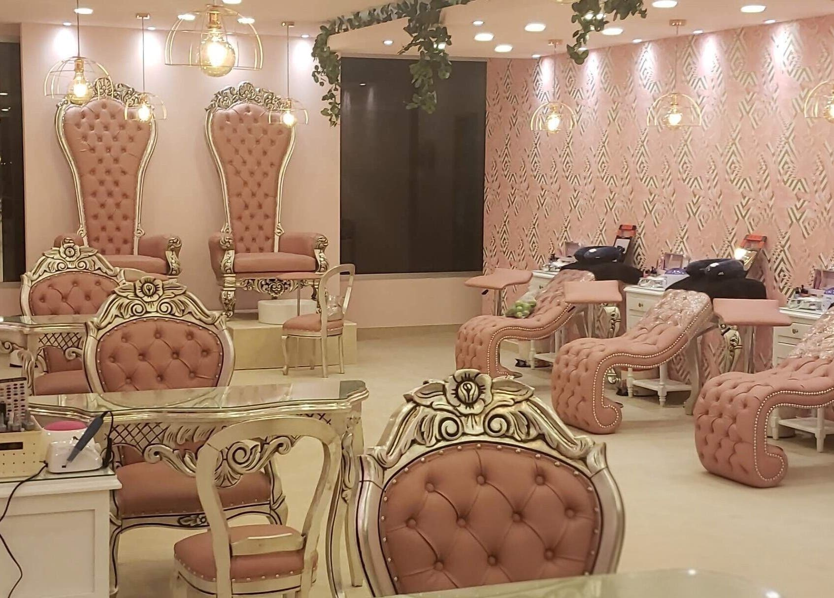 Interior elegante de Glam Spa Bogotá- Sede Modelia en Bogotá, D.c., CO con sillas de lujo y decoración rosa.