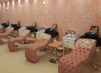 Interior de Glam Spa Bogotá- Sede Modelia con sillones elegantes en Bogotá, D.c., Bogotá, D.c., CO.