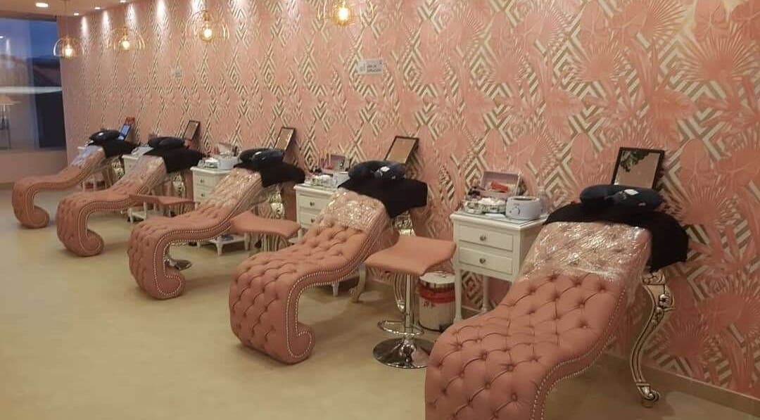 Interior de Glam Spa Bogotá- Sede Modelia con sillones elegantes en Bogotá, D.c., Bogotá, D.c., CO.