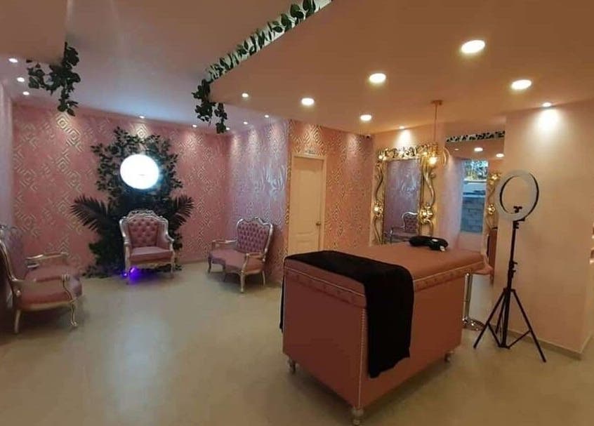 Elegante interior de Glam Spa Bogotá- Sede Modelia en Bogotá, D.C., decorado en tonos rosa.