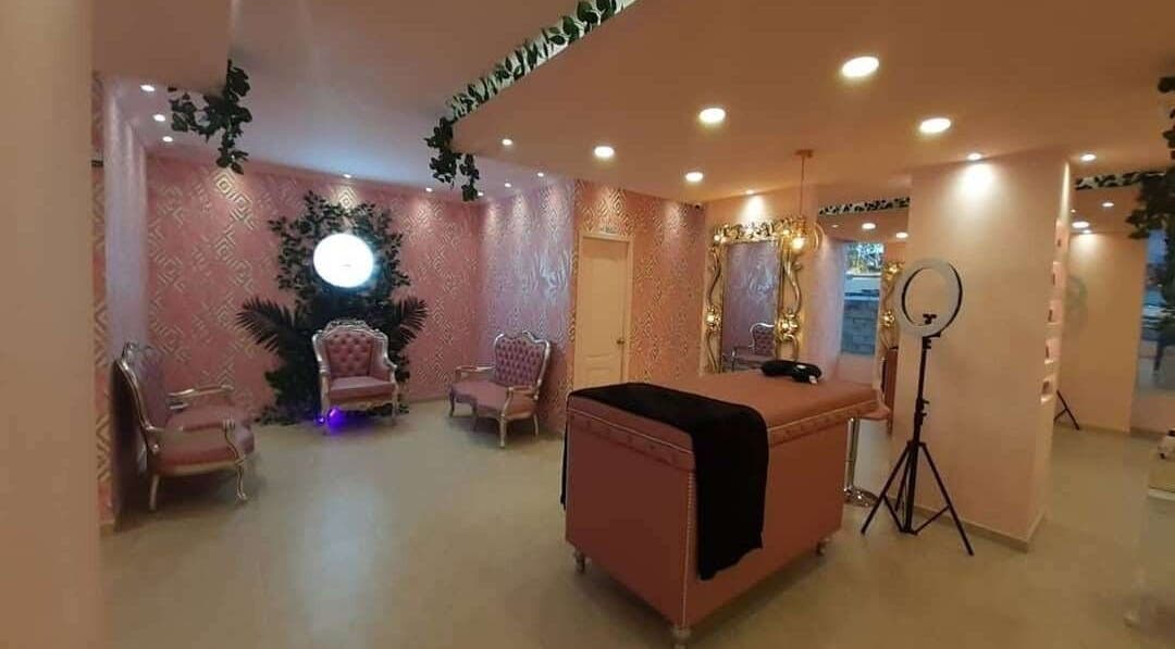 Elegante interior de Glam Spa Bogotá- Sede Modelia en Bogotá, D.C., decorado en tonos rosa.