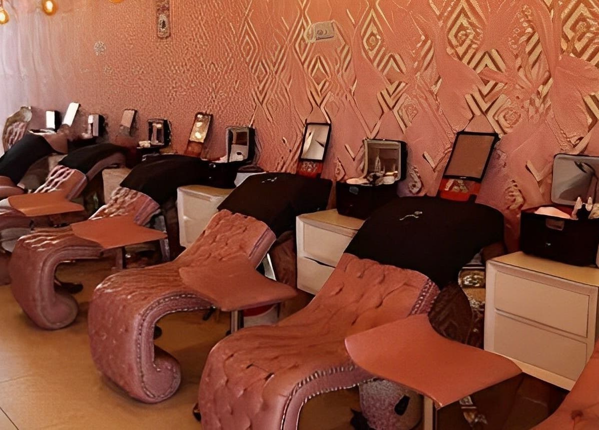 Zona de spa elegante en Glam Spa Bogotá- Sede Modelia, Bogotá, D.C., CO, con sillas de lujo color marrón.