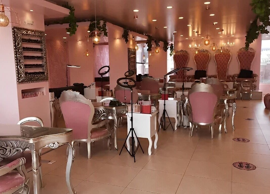 Interior elegante de Glam Spa Bogotá- Sede Modelia en Bogotá, D.c., CO, con decoración rosa y sillas de lujo.