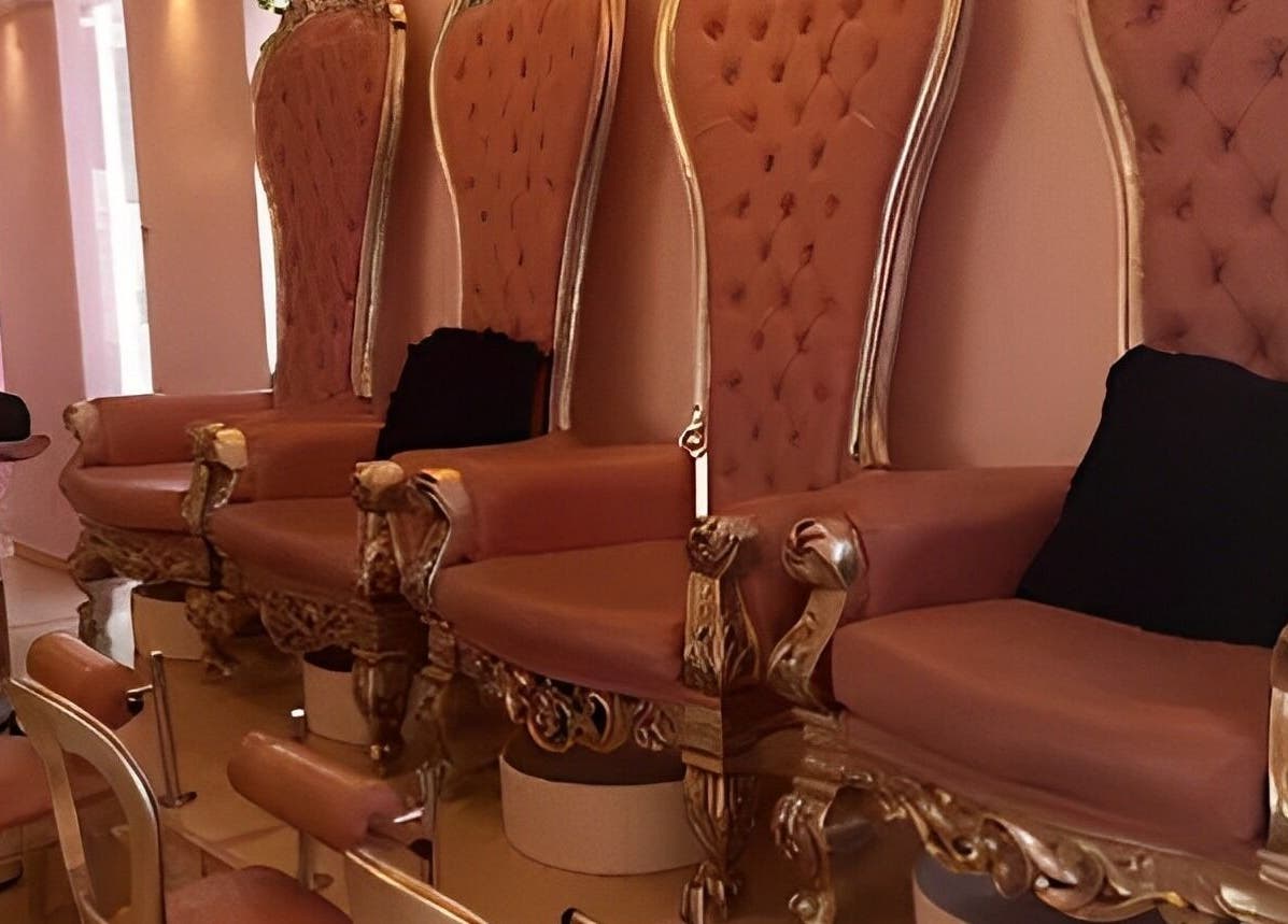 Lujosas sillas rosadas en Glam Spa Bogotá- Sede Modelia, ubicado en Bogotá, D.c., Bogotá, D.c., CO.