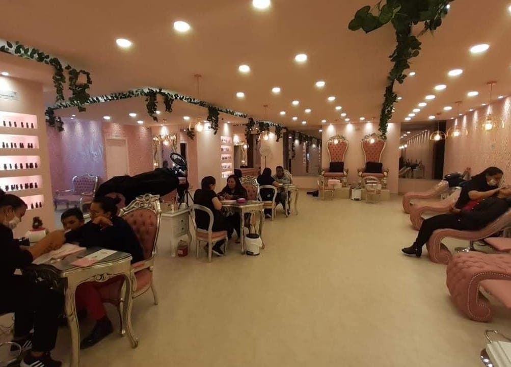 Interior elegante de Glam Spa Bogotá- Sede Modelia, en Bogotá, D.c., Bogotá, D.c., CO, con clientes disfrutando servicios.