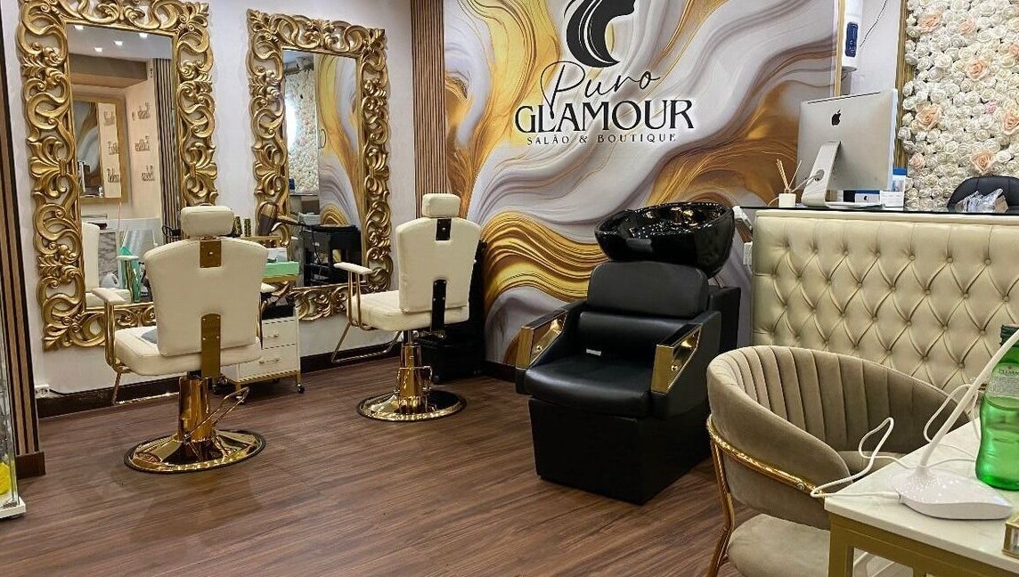 Interior sofisticado do Puro Glamour Salão e Boutique em Lisboa, Lisboa, PT, destacando elegantes espelhos dourados.