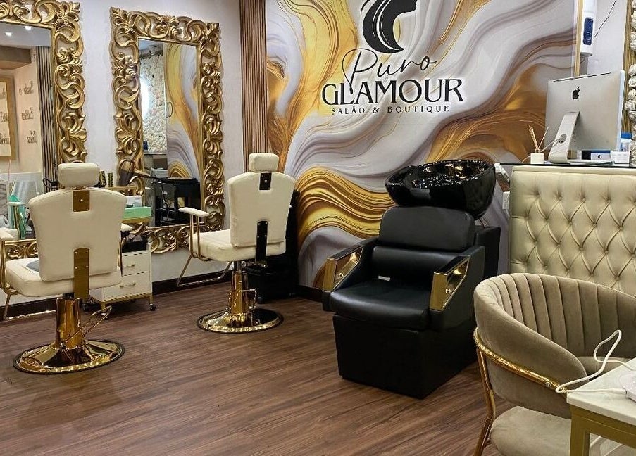 Interior sofisticado do Puro Glamour Salão e Boutique em Lisboa, Lisboa, PT, destacando elegantes espelhos dourados.