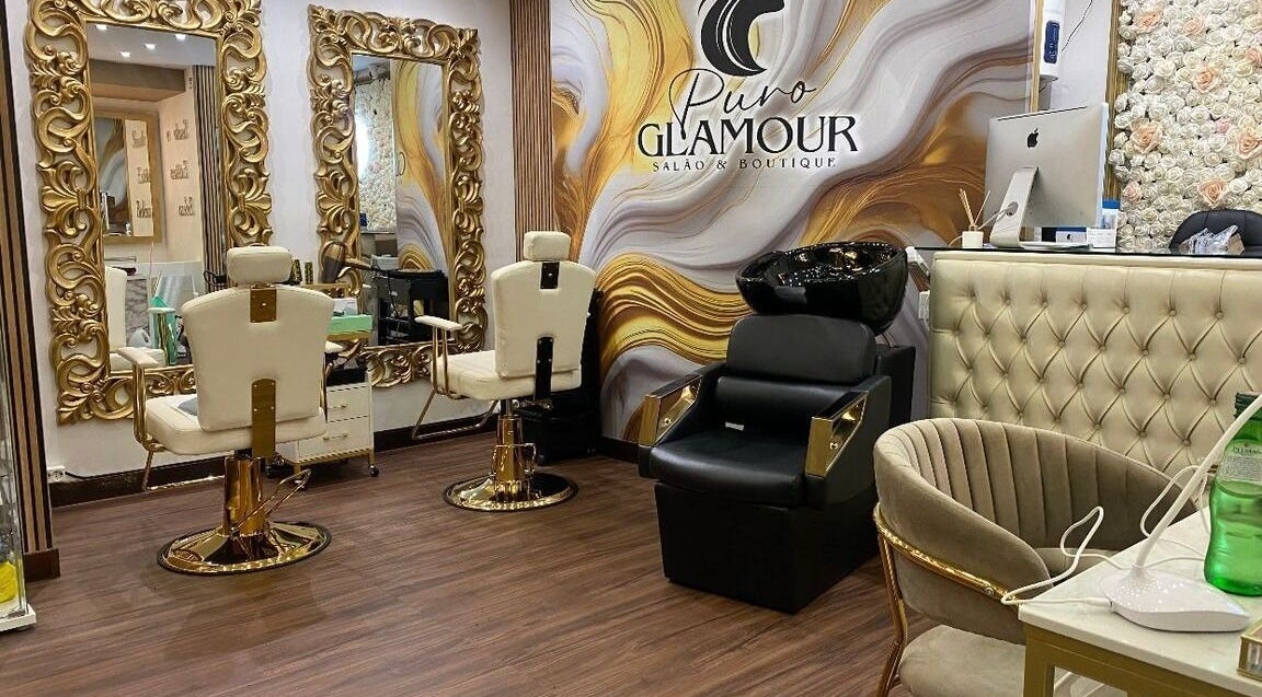 Interior sofisticado do Puro Glamour Salão e Boutique em Lisboa, Lisboa, PT, destacando elegantes espelhos dourados.