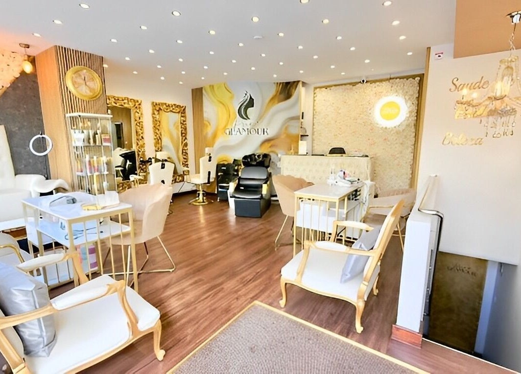 Interior elegante de Puro Glamour Salão e Boutique com móveis luxuosos em Lisboa, Lisboa, PT.