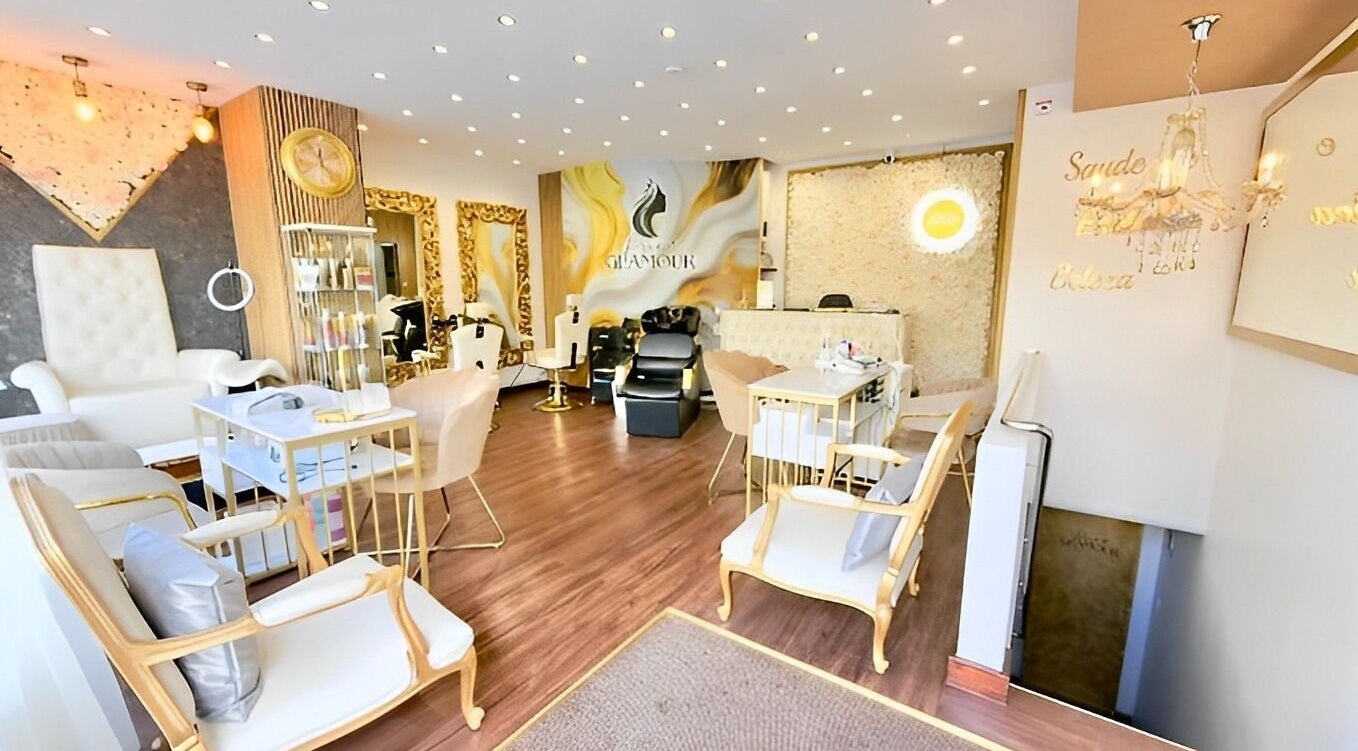 Interior elegante de Puro Glamour Salão e Boutique com móveis luxuosos em Lisboa, Lisboa, PT.