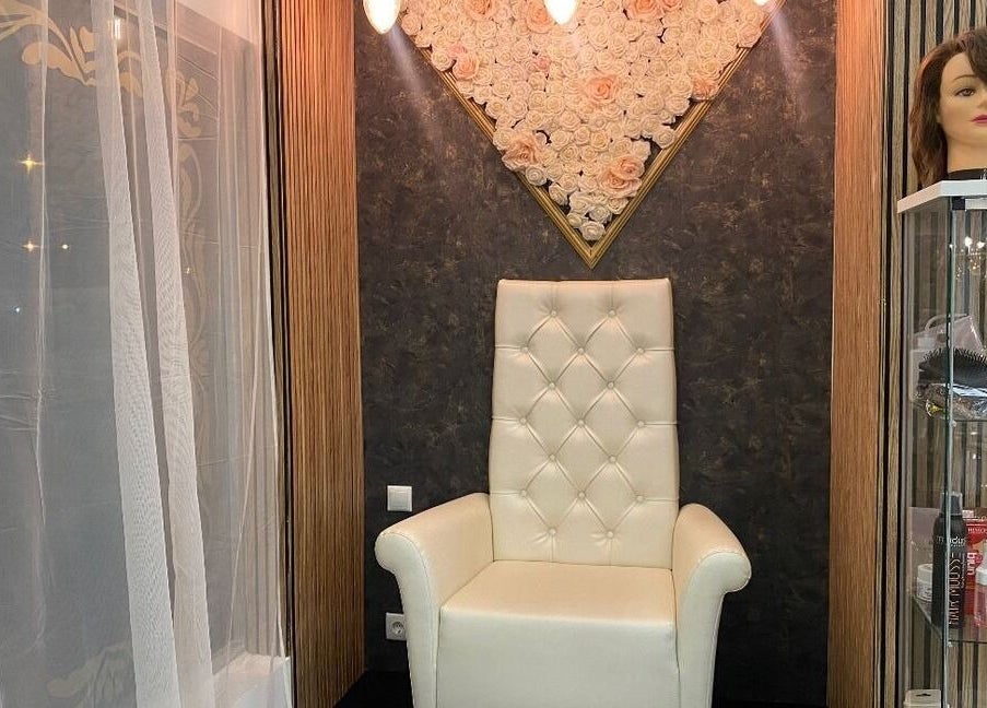 Cadeira elegante no Puro Glamour Salão e Boutique, Lisboa, Lisboa, PT, destacando luxo e conforto.