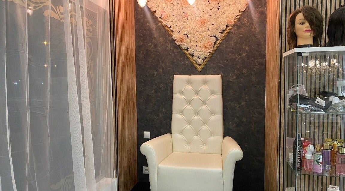 Cadeira elegante no Puro Glamour Salão e Boutique, Lisboa, Lisboa, PT, destacando luxo e conforto.