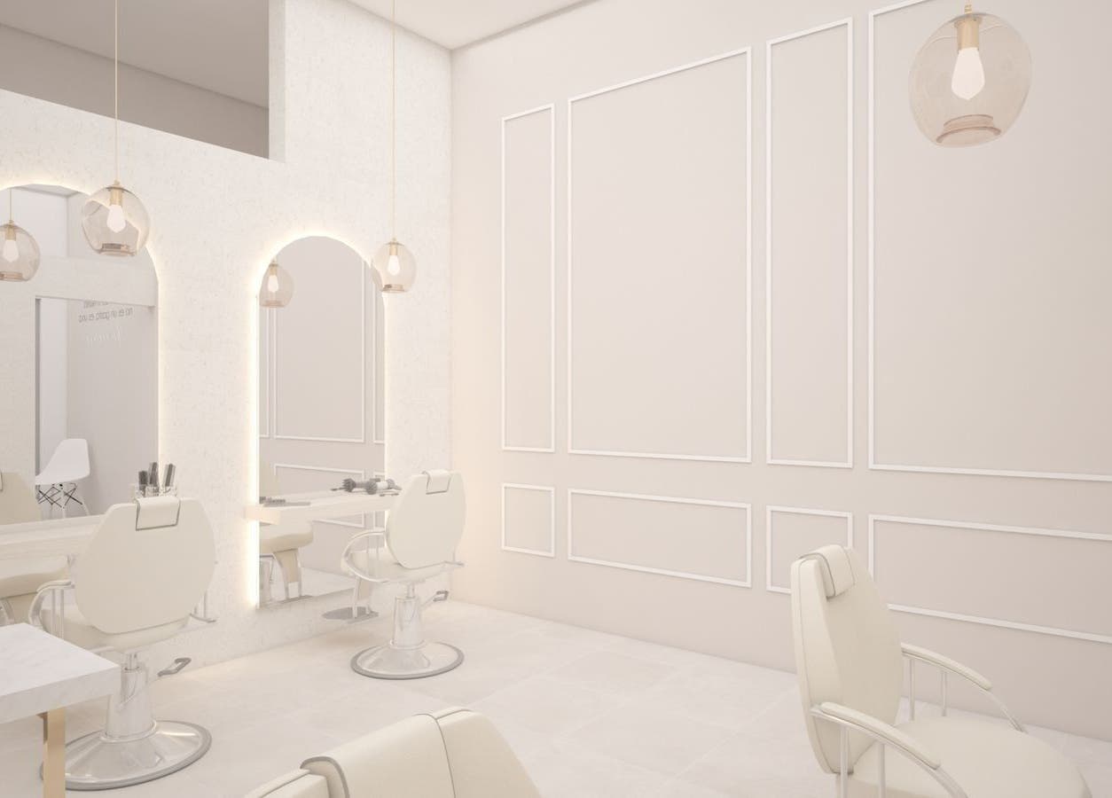 Sala de belleza moderna en Aura Beauty, Saltillo, Coahuila De Zaragoza, MX con asientos blancos y espejos iluminados.