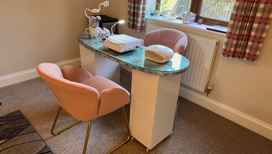 Ellies Nail Studio image 1