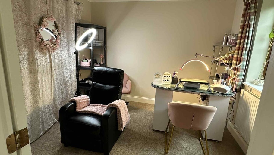 Ellies Lash and Nails Studio image 1