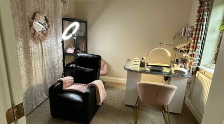 Ellies Lash and Nails Studio