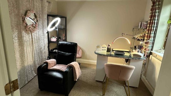 Ellies Lash and Nails Studio
