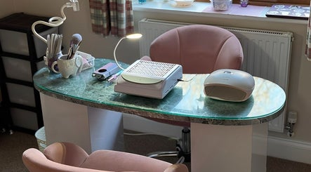 Ellies Lash and Nails Studio image 2