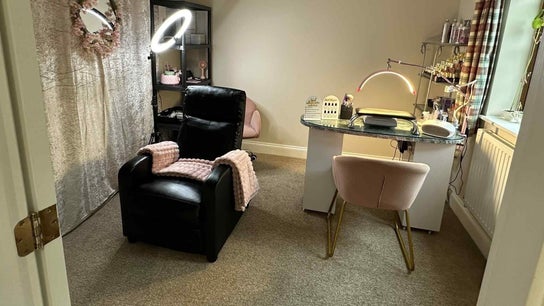 Ellies Lash and Nails Studio