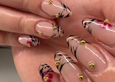 Intricate floral and gold nail art by Beauty by Issy T, Redcliffe, Queensland, AU. Stunning craftsmanship and style.