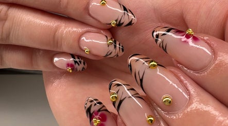 Intricate floral and gold nail art by Beauty by Issy T, Redcliffe, Queensland, AU. Stunning craftsmanship and style.