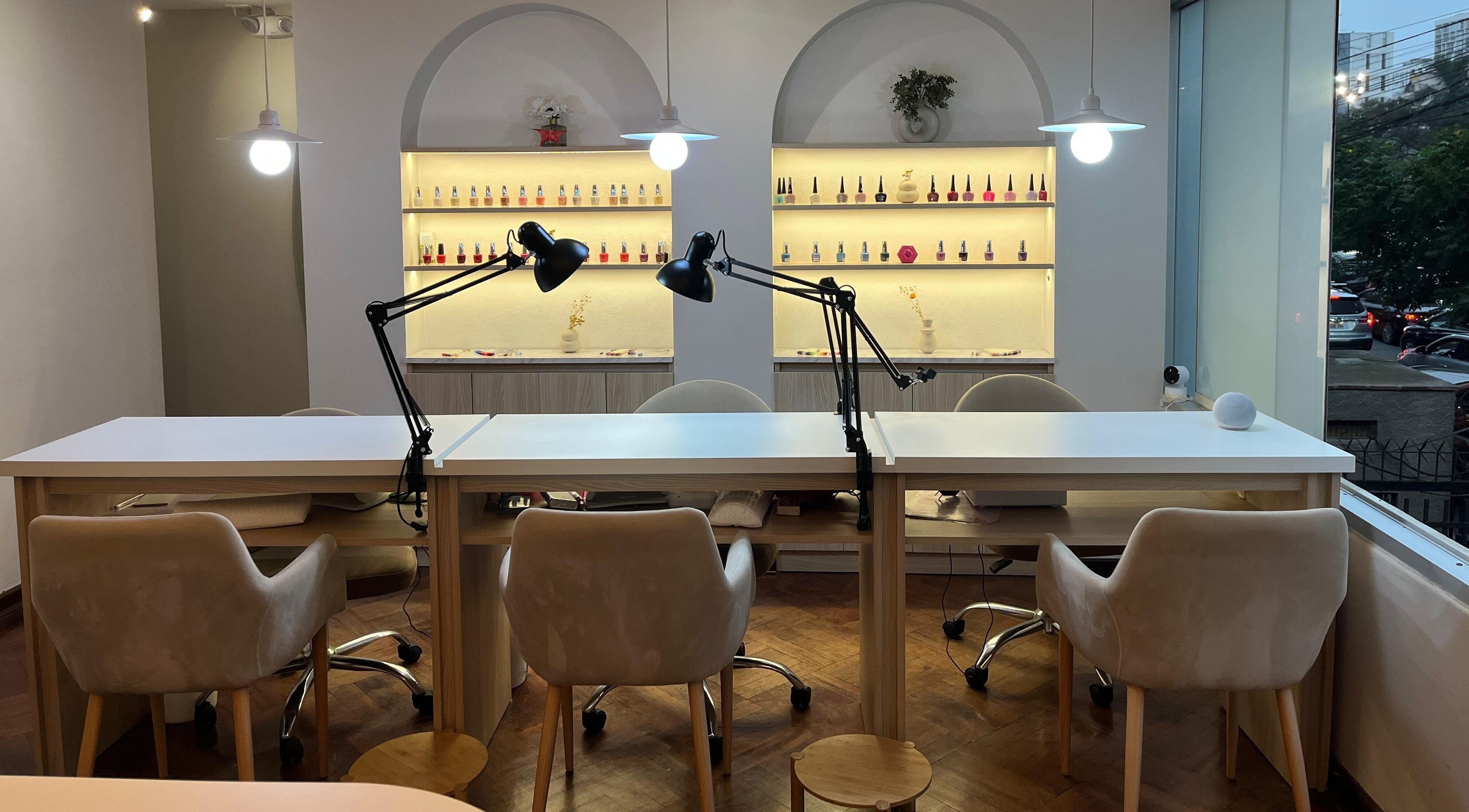 Interior de Serendipity Nails y Lashez Ztudio en Lima, Provincia De Lima, PE, con estaciones de manicura iluminadas.