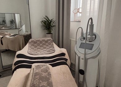 Moderní lázeňská místnost v Beauty Identity DH, Hlavní Město Praha, CZ s relaxačním lehátkem a přístroji.