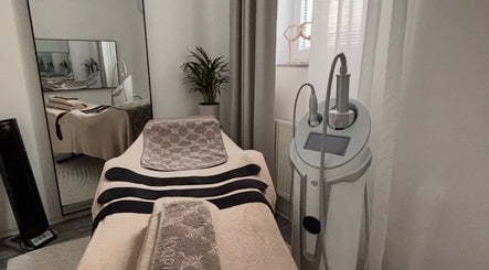 Moderní lázeňská místnost v Beauty Identity DH, Hlavní Město Praha, CZ s relaxačním lehátkem a přístroji.