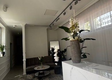 Elegant interiér Beauty Identity DH v Hlavní Město Praha s moderním designem a květinovou výzdobou.