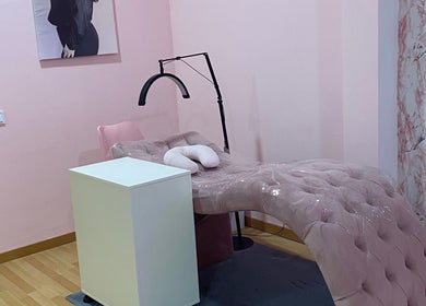 Sala elegante em tons rosados no Studio Cíntia Silva, Ermesinde, Porto, PT, com cama e equipamento de beleza.