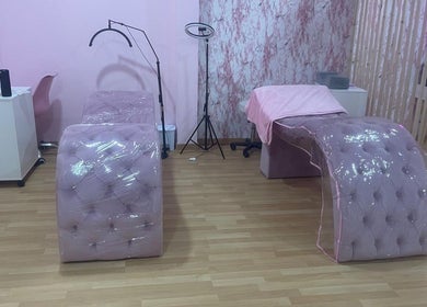 Sala de tratamentos em Studio Cíntia Silva, Ermesinde, Porto, PT com móveis rosa acolchoados.