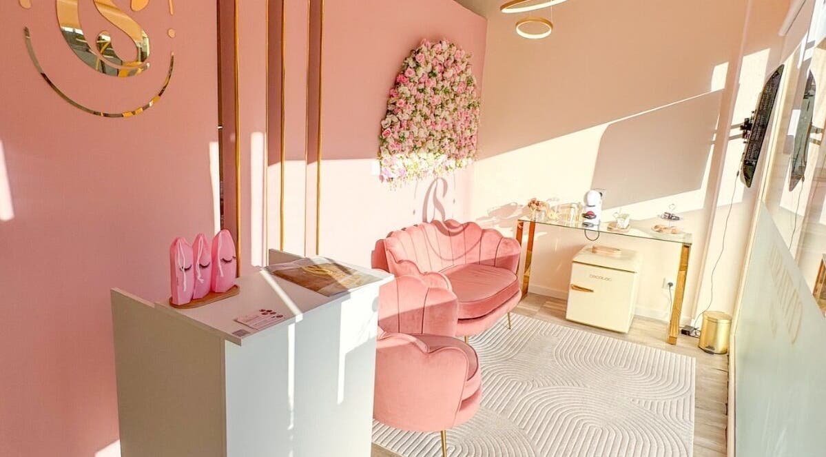 Interior acolhedor do Studio Cíntia Silva em Ermesinde, Porto, PT com decoração rosa e detalhes florais.