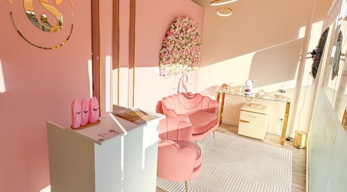 Interior acolhedor do Studio Cíntia Silva em Ermesinde, Porto, PT com decoração rosa e detalhes florais.