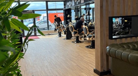 Innenansicht von Onkel Fade Gratwein in Gratwein, Steiermark, AT mit stilvollen Barbierstühlen.