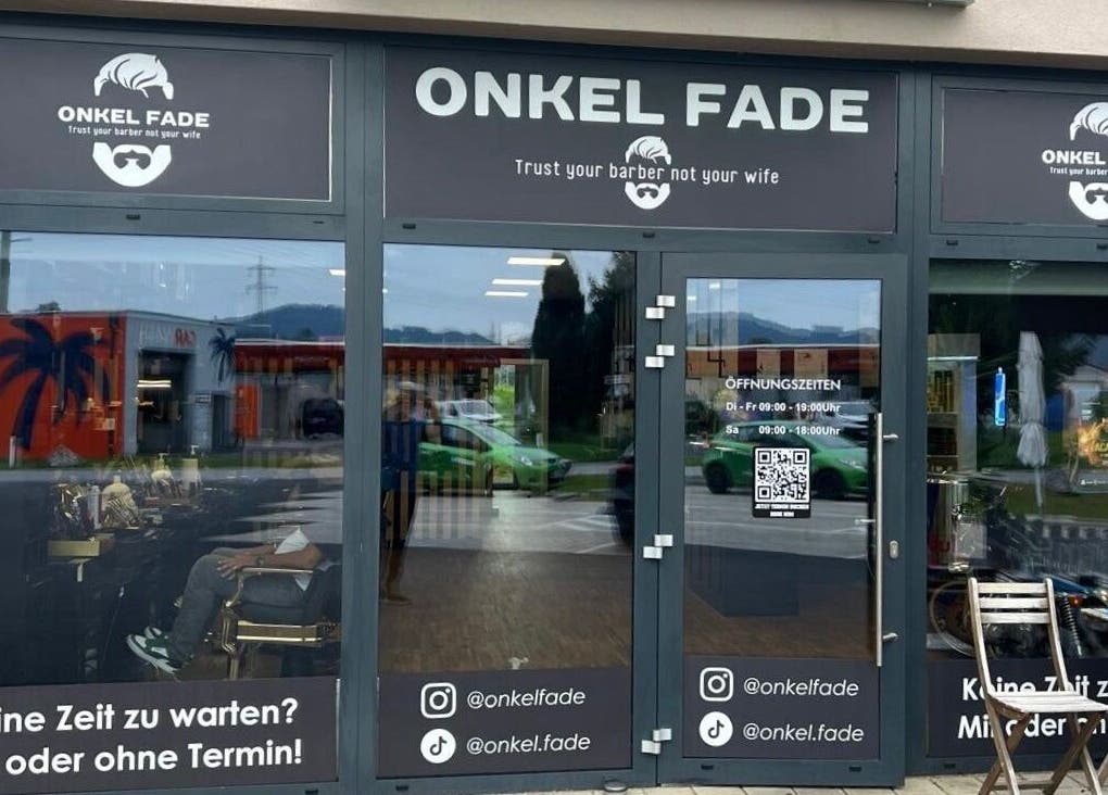 Eingang von Onkel Fade Gratwein, einem modernen Friseursalon in Gratwein, Steiermark, AT.