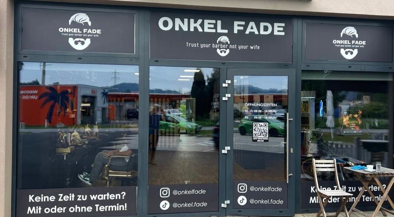 Eingang von Onkel Fade Gratwein, einem modernen Friseursalon in Gratwein, Steiermark, AT.